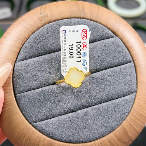 100011冰白四叶草戒指