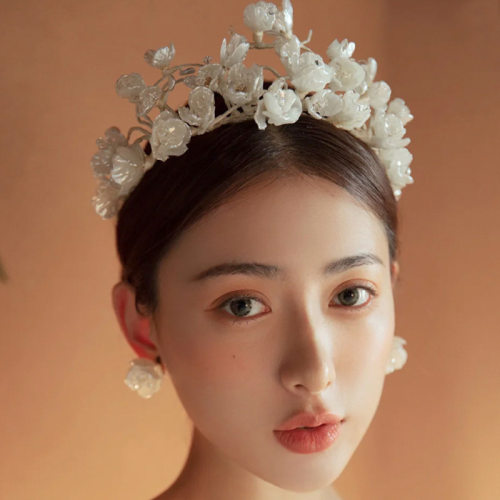 厂家直供新品白色手工花朵发箍耳坠套装新娘皇冠结婚头饰影楼配饰