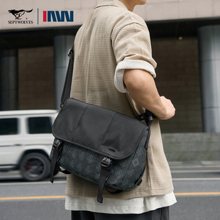 七匹狼斜挎包男士邮差包大学生单肩包新款时尚背包通勤包男款挎包