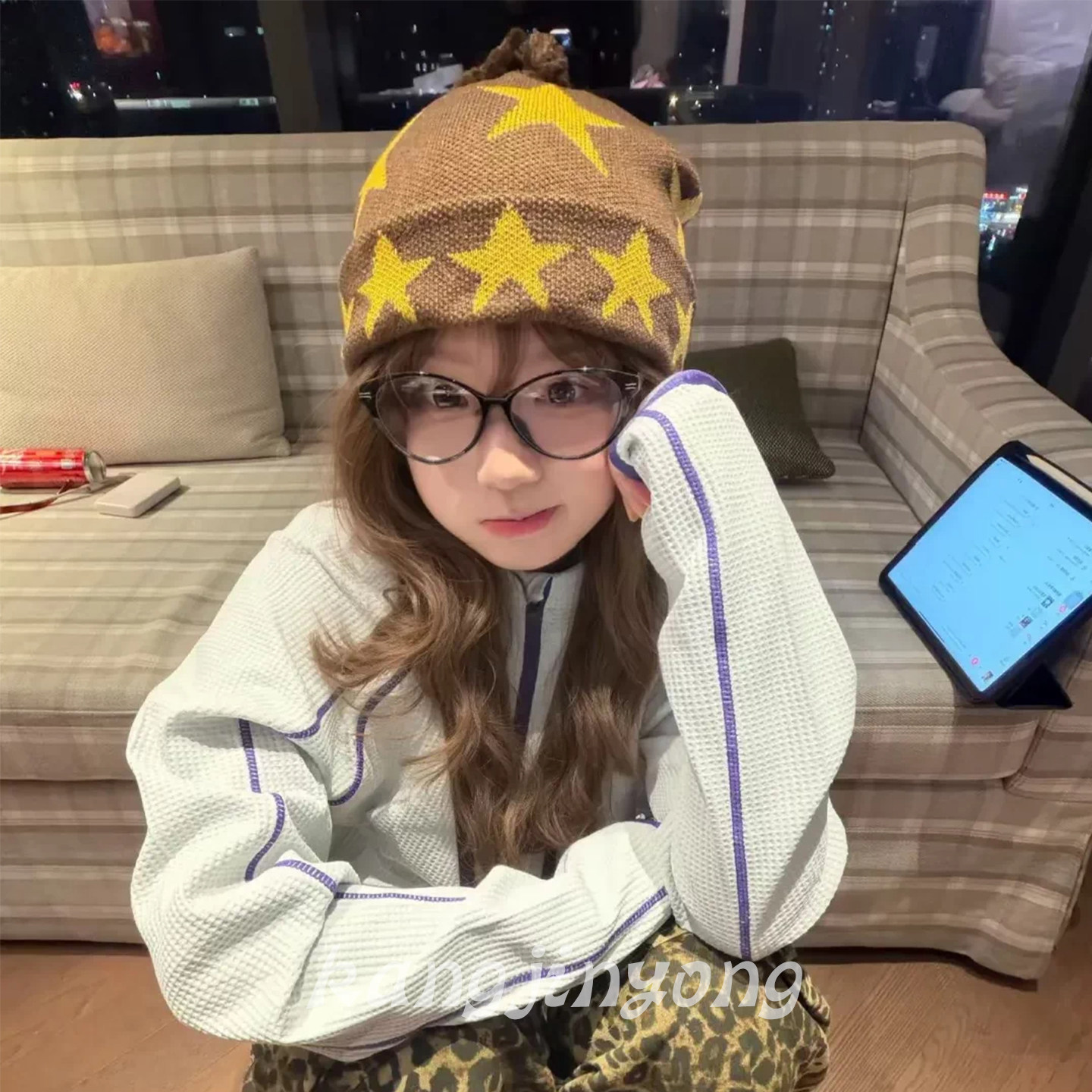 韩亚街潮风撞色星星毛球针织帽