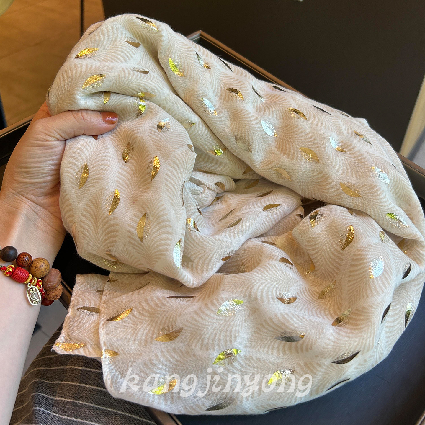 低调又显贵米白烫金叶子印花丝巾