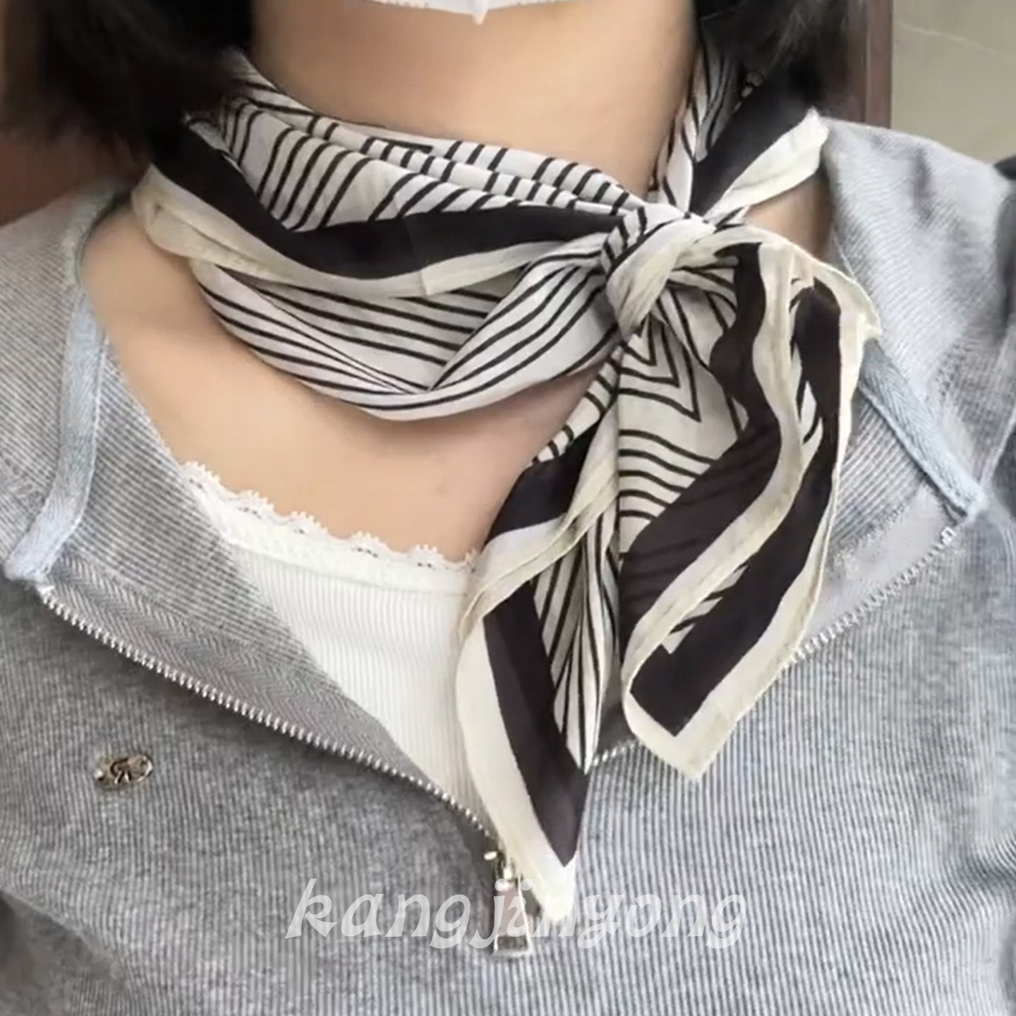 把松弛高级感焊在身上！法式复古黑白条纹丝巾气质通勤系脖配饰