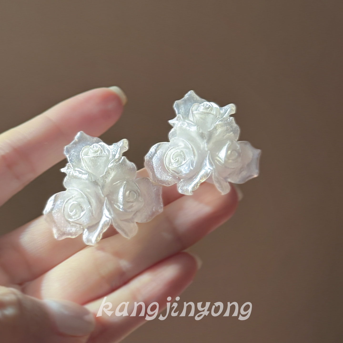 《那片茉莉》雾白色法式花朵耳钉