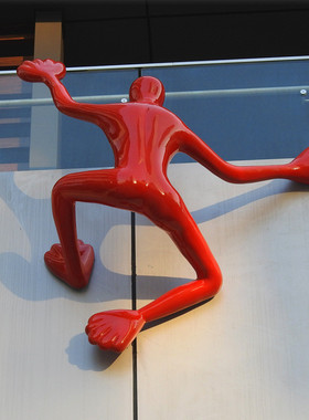 商场写字楼户外抽象爬墙人造型人物雕塑玻璃钢挂墙景观动物小品