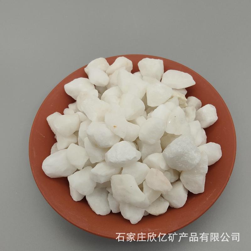 水磨石骨料白色砾石透水地面水洗石造景铺设彩色石子厂家