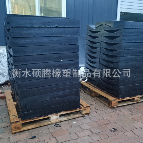 板卷运输固定板铝卷橡胶板金属卷钢v型钢卷铝卷鞍座橡胶垫板