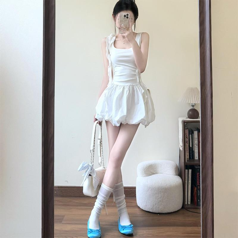 白色甜辣花苞背心掐腰连衣裙女夏季新款收腰显瘦u领短款A字吊带裙