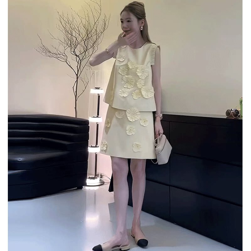 淡黄色无袖立体花朵套装