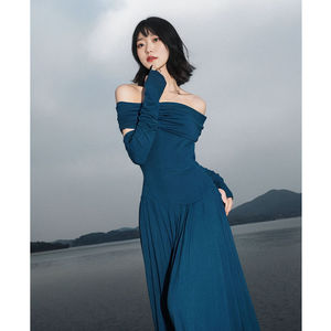 辣妹复古克莱因蓝一字肩连衣裙女春季新款高级感露肩修身显瘦长裙
