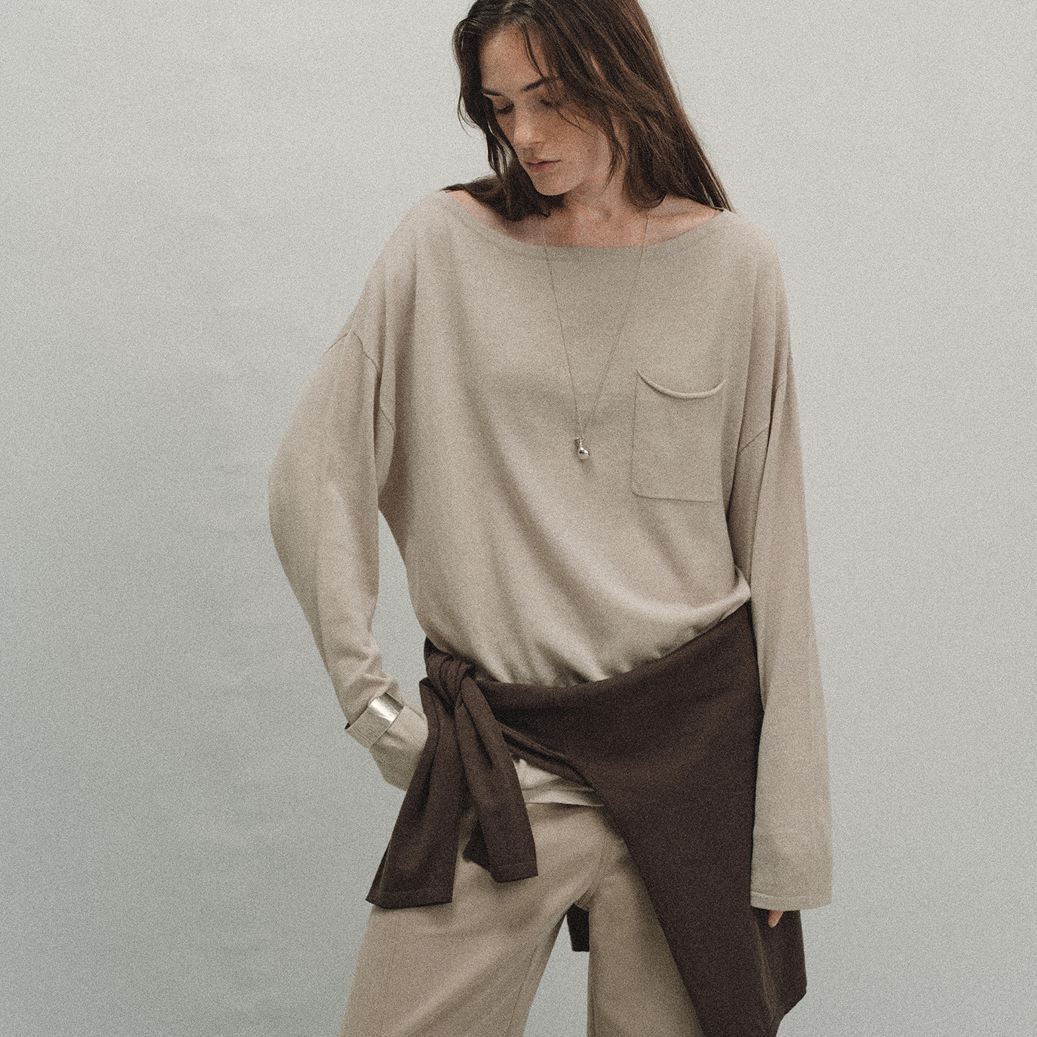 休闲风宽松型一字领口袋针织上衣