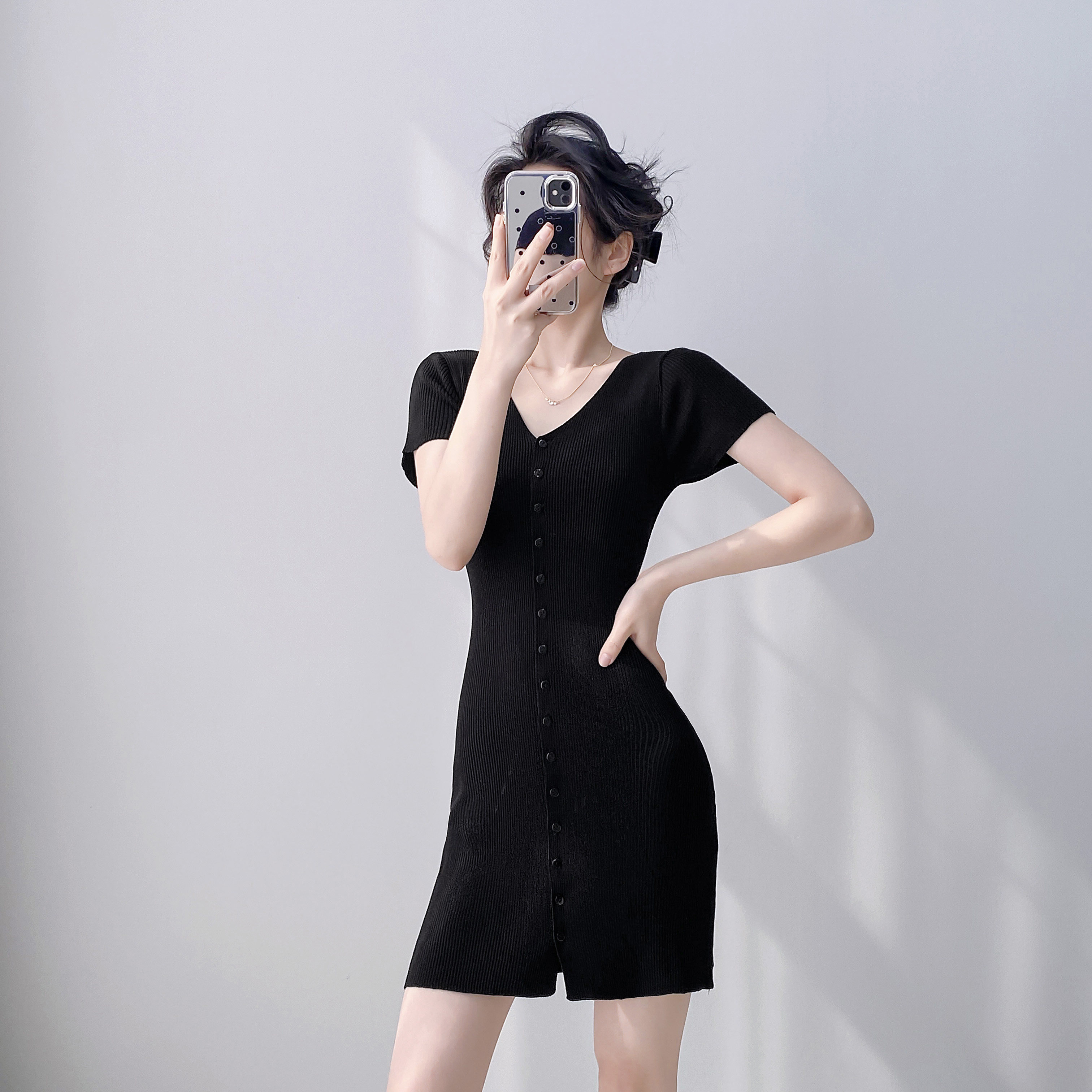 法式小黑裙针织v领连衣裙女2025新款修身收腰a字裙小个子短裙