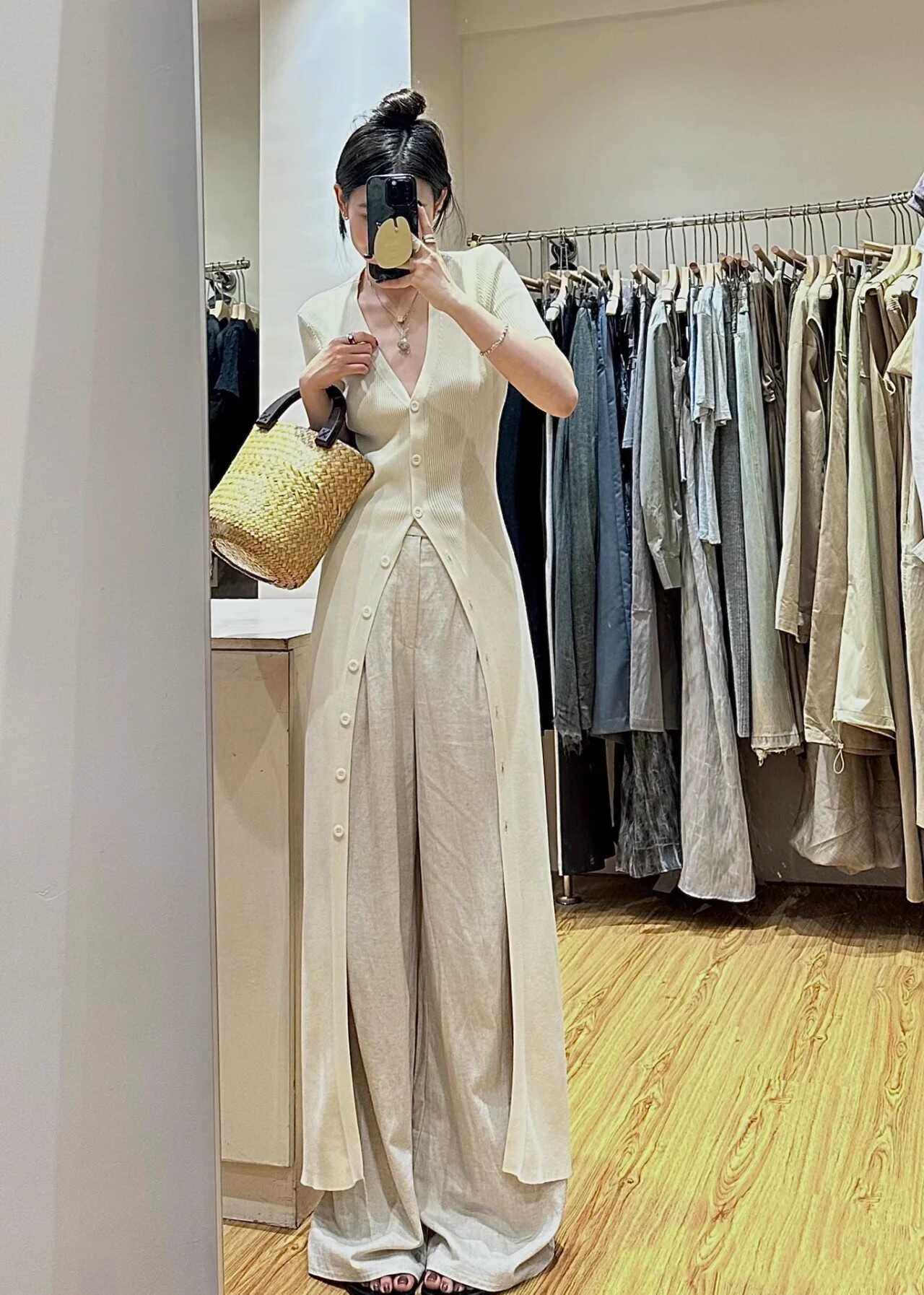 气质V领修身显瘦中长款上衣防晒百搭杏色设计感小众短袖针织衫女