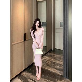 温柔风交叉v领针织连衣裙女春季长袖修身中长款粉色收腰包臀裙子