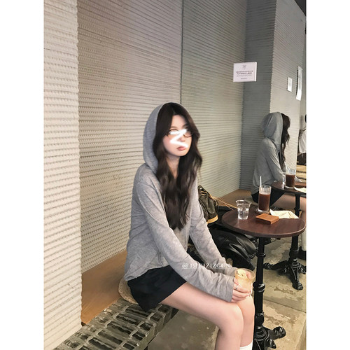 轻柔亚麻感松弛针织连帽长袖t恤