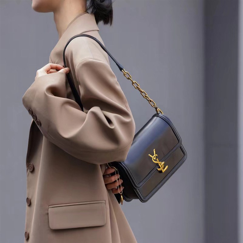 今年流行2024秋冬新款锁v扣小方包韩版气质时尚百搭链条斜挎小包