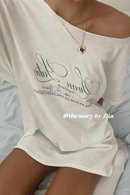 Herstory【慵懒小性感~】美式辣妹简约斜肩白色英文宽松短袖T恤