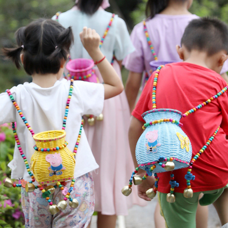 儿童小背篓鱼篓仿竹幼儿园演出道具塑料藤编民族风彩色铃铛双肩包