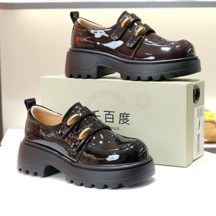 千百度2026厚底圆头漆皮小金扣乐福鞋 A26138005B01B05 增高小皮鞋