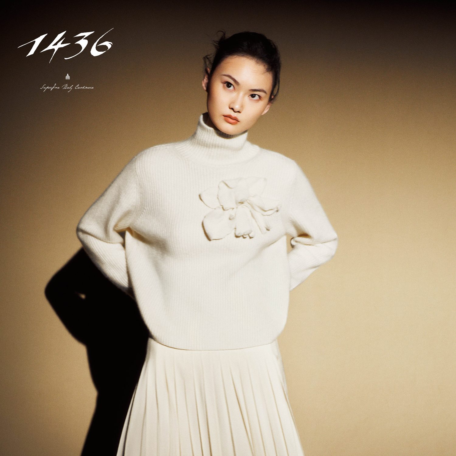 1436稚真羊绒系列秋冬樽领双畦手工鸢尾花装饰女士套衫