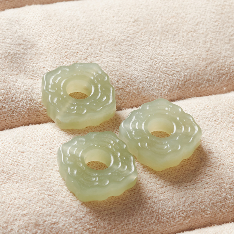 天然晴水和田玉祥云四方扣吊坠