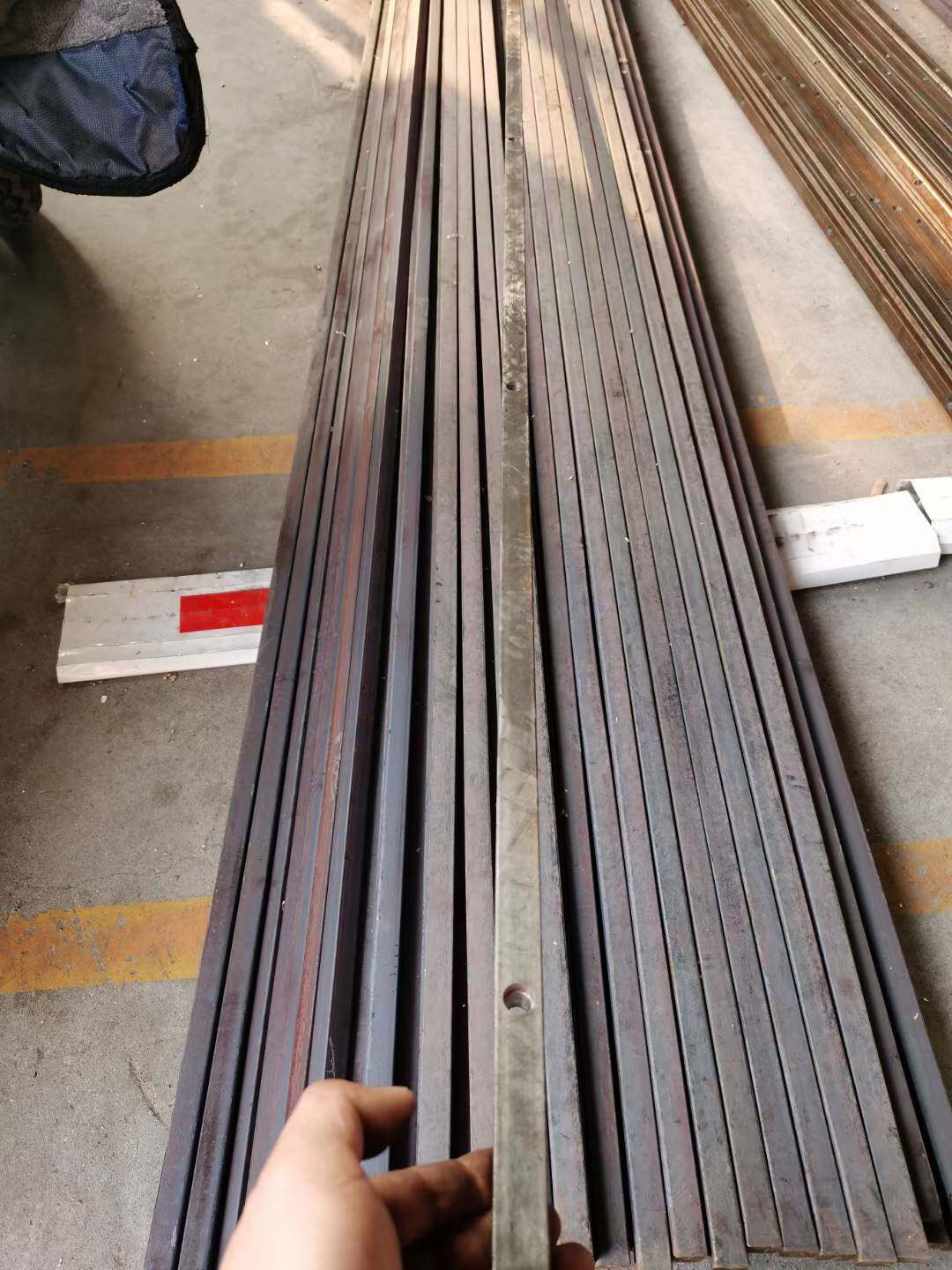 定制适用于电动门轨道工厂大门双轨道2x2厘米导向方钢路轨道平移