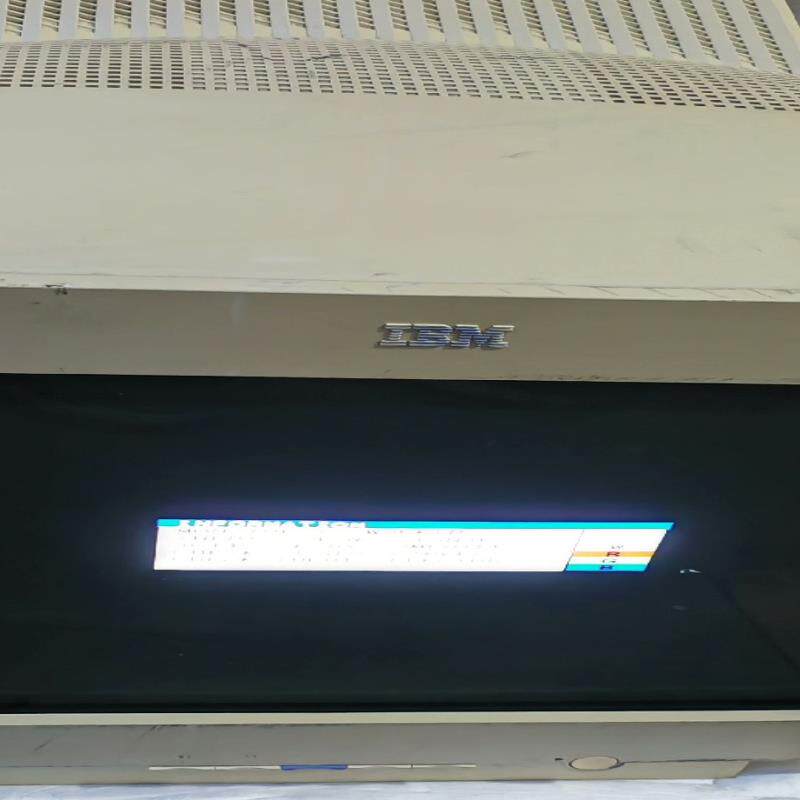 IBM CRT显示器 IBM P275 CRT显示器  通电
