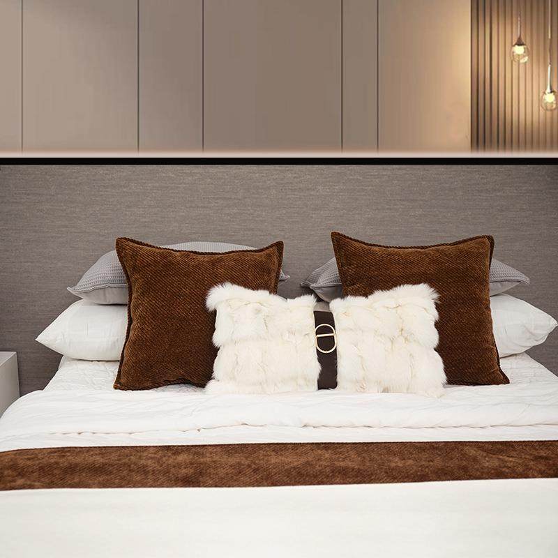 现代软装样板间床品狐狸毛抱枕设计师咖色售楼处床上搭毯靠垫
