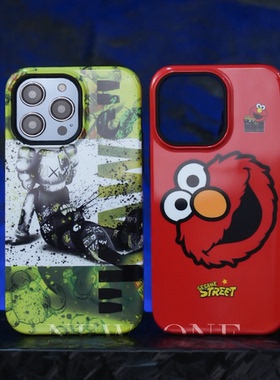 潮酷卡通KAWS公仔手机壳适用于iPhone15/14promax二合一亮面菲林壳苹果11/12硅胶13PRO红色保护套情侣潮牌款