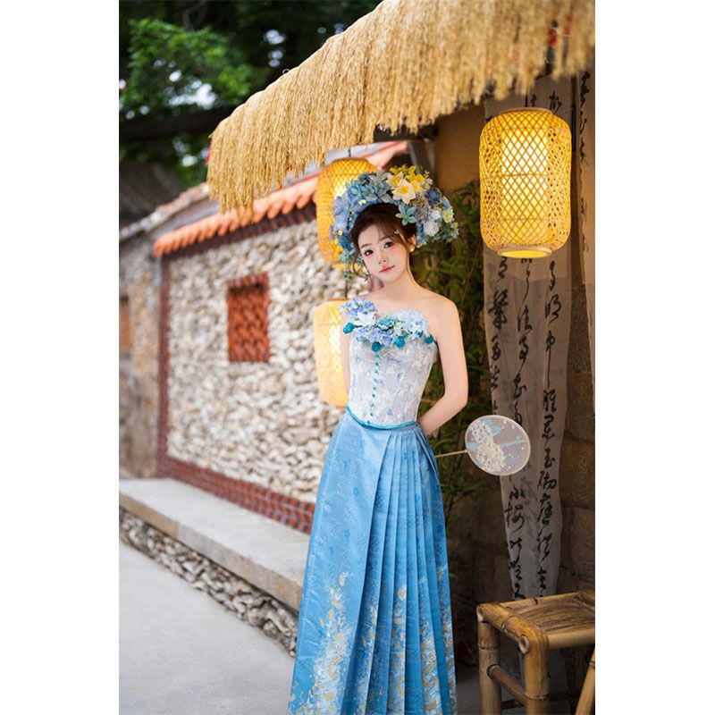 2025年新款女装夏季新中式度假抹胸上衣蓝色马面裙高腰小个子套装