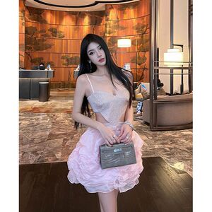 甜美气质小众设计感粉色烫钻性感露腰蝴蝶结蓬蓬连衣裙女