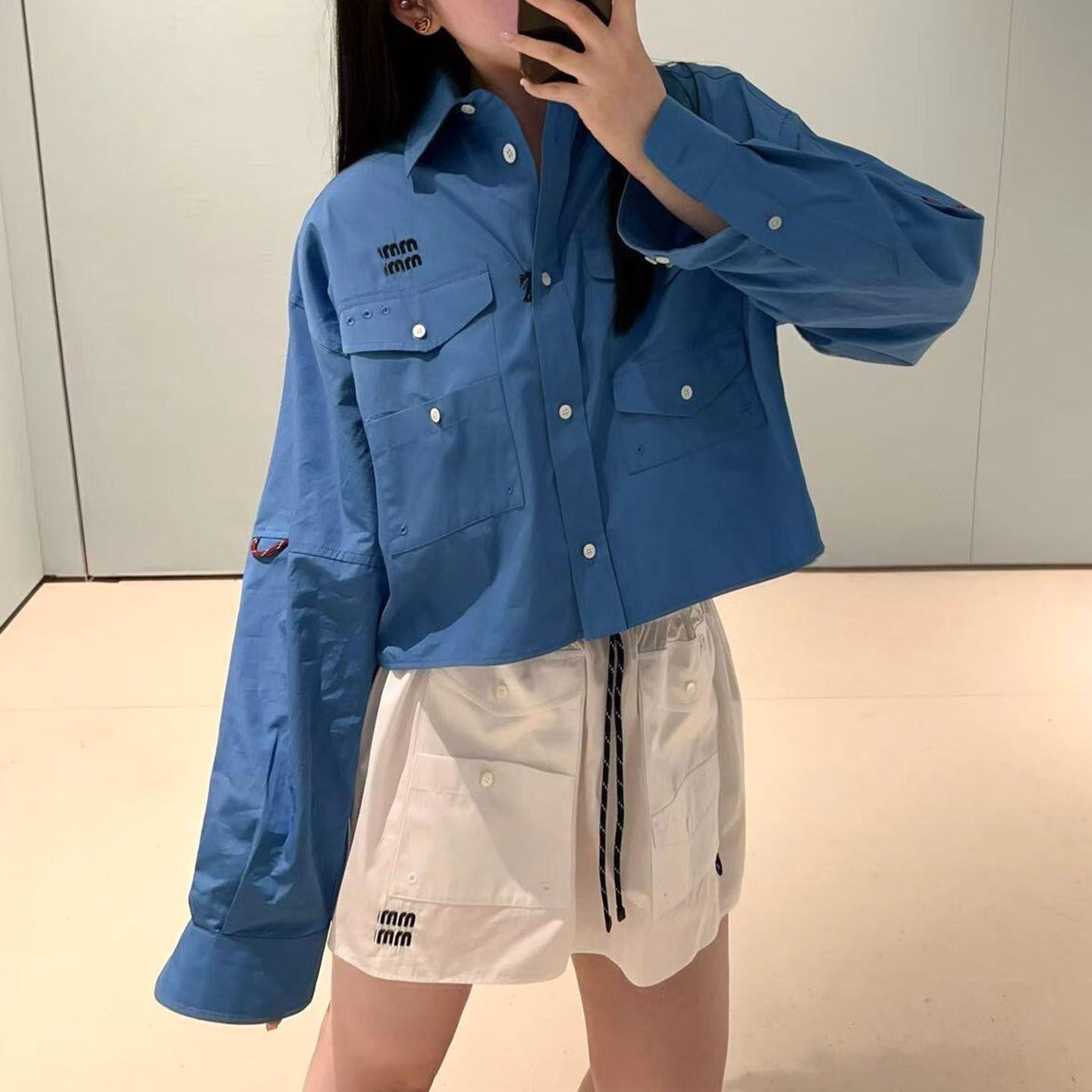 篙品质~26年新款 甜美休闲克莱因蓝色棉质衬衫外套 白色短裙套装