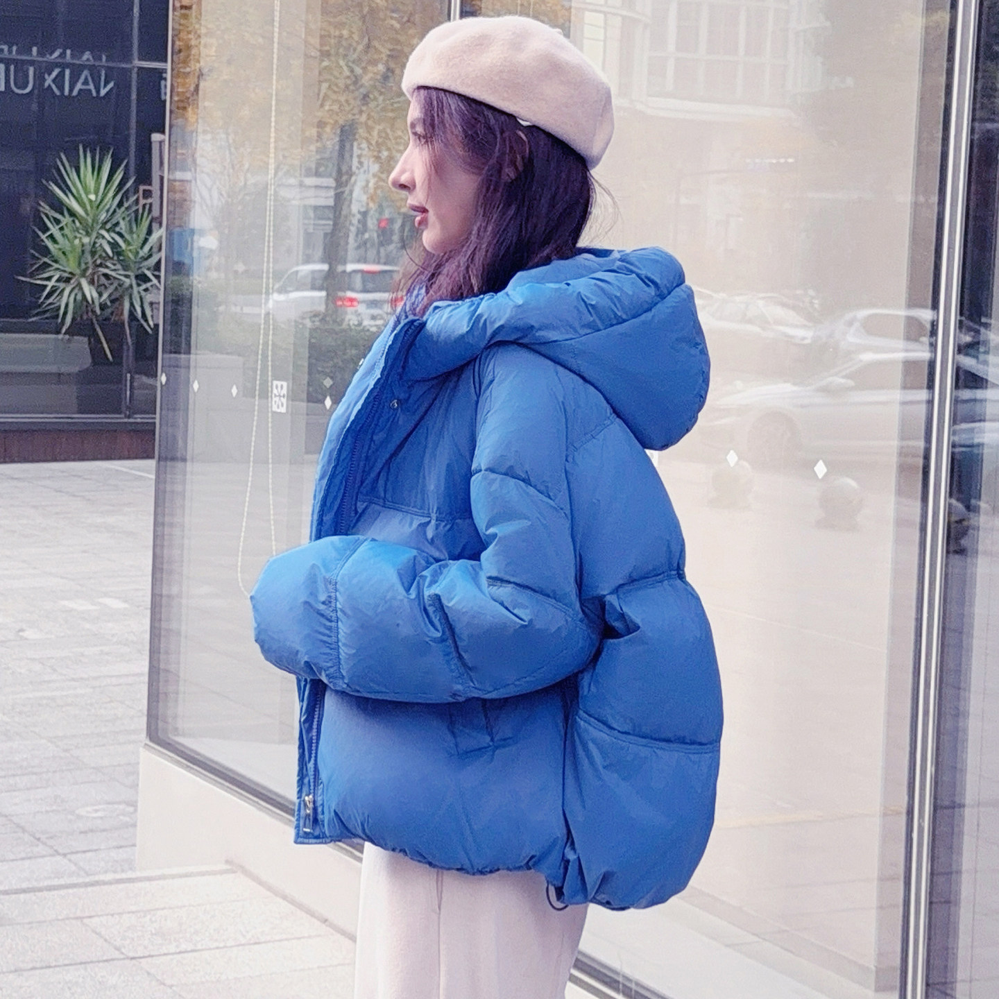 蓝色短款女士羽绒服保暖冬装外套