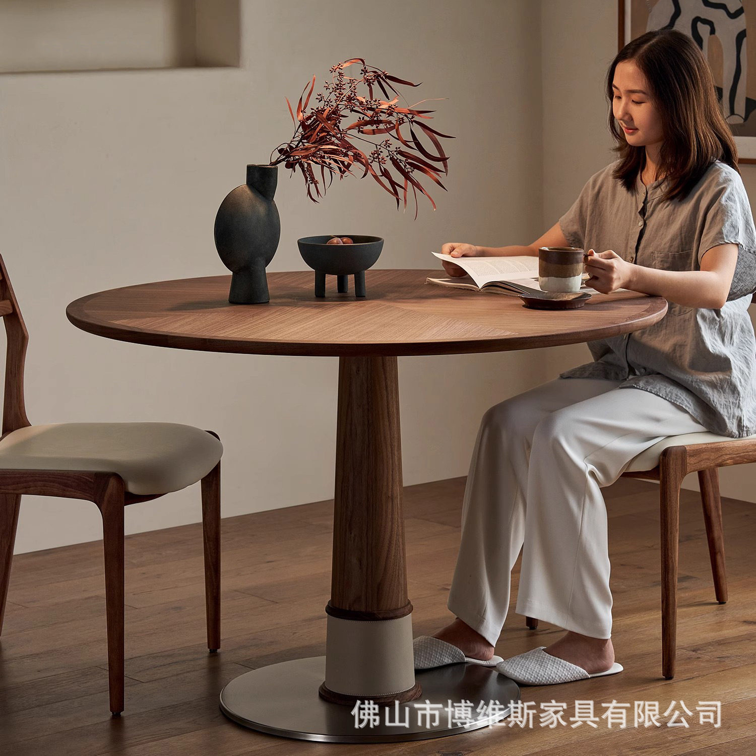 复古圆餐桌竹蜻蜓北美黑胡桃木实木圆餐桌北欧家用小户型饭桌圆桌