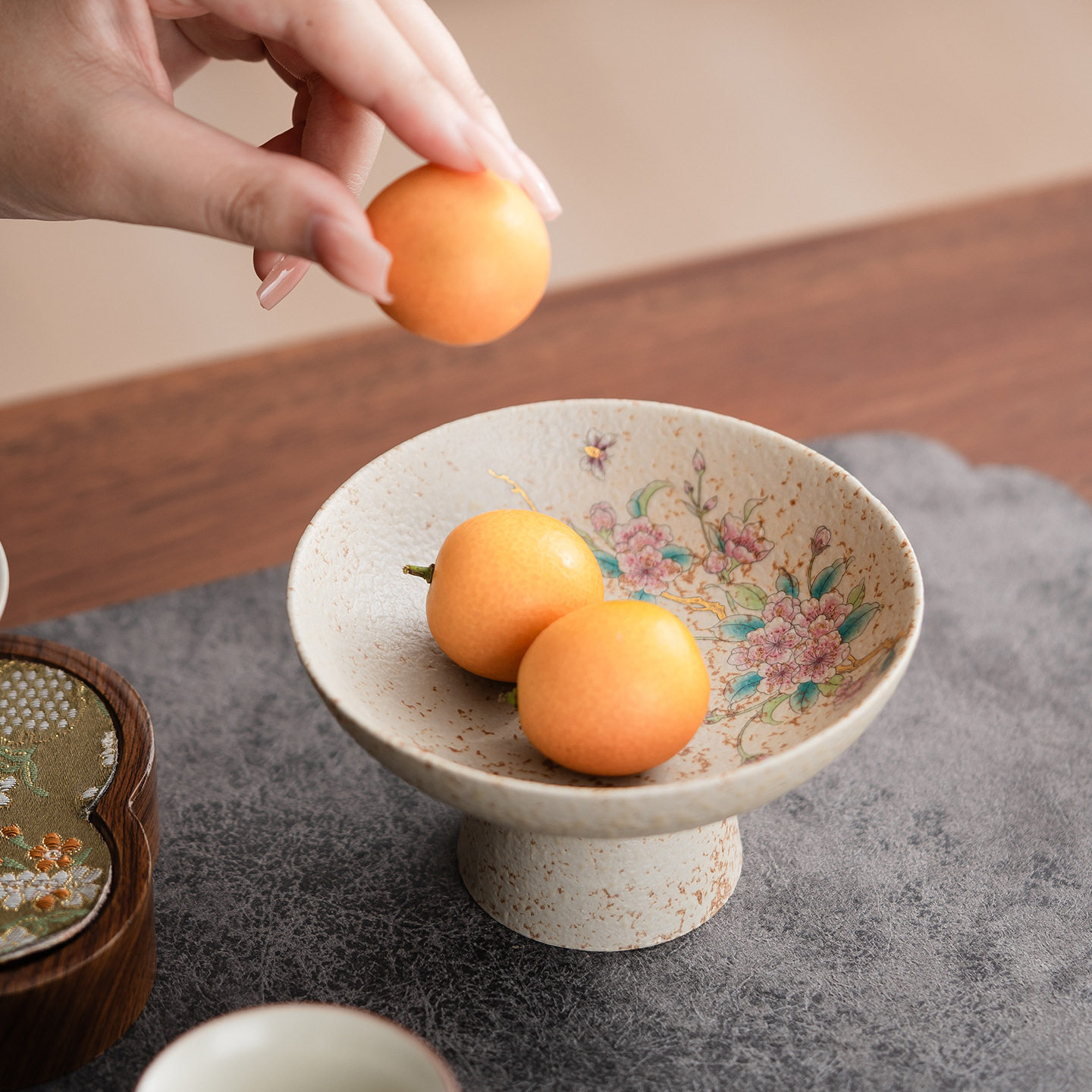 火石红陶瓷高脚果盘水中