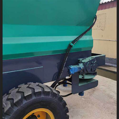 牵引式撒粪车全自动撒肥车干湿两用大棚果园多功能农用拖拉施肥机