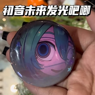 新款初音未来发光吧唧流光工艺萌系可爱同人大眼二次元制品物料