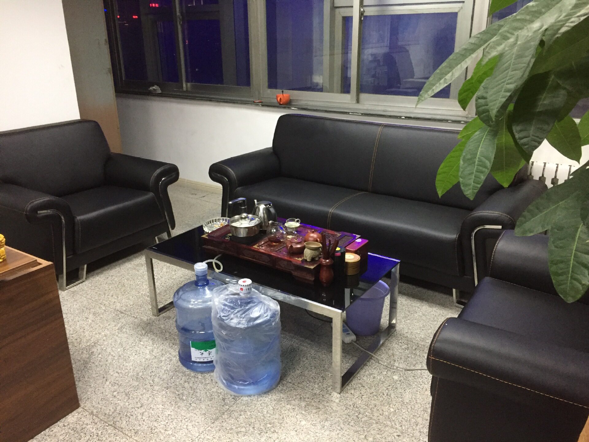 沈阳简约现代风办公室商务会客区三人皮质沙发茶几组合批发