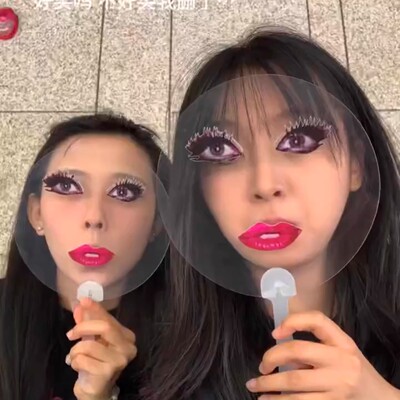 烈焰红唇印花扇老北京酸甜少女