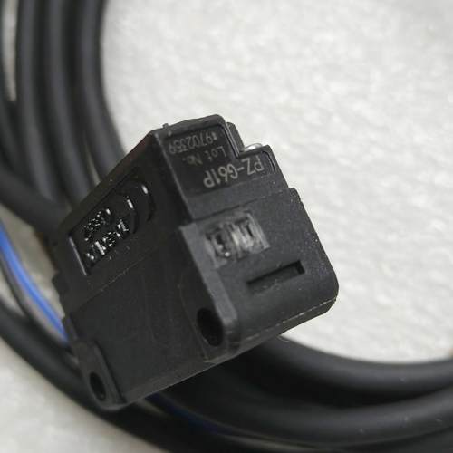 基恩士PZ-G61P光电传感器，原装正品，成色好，2米线，功