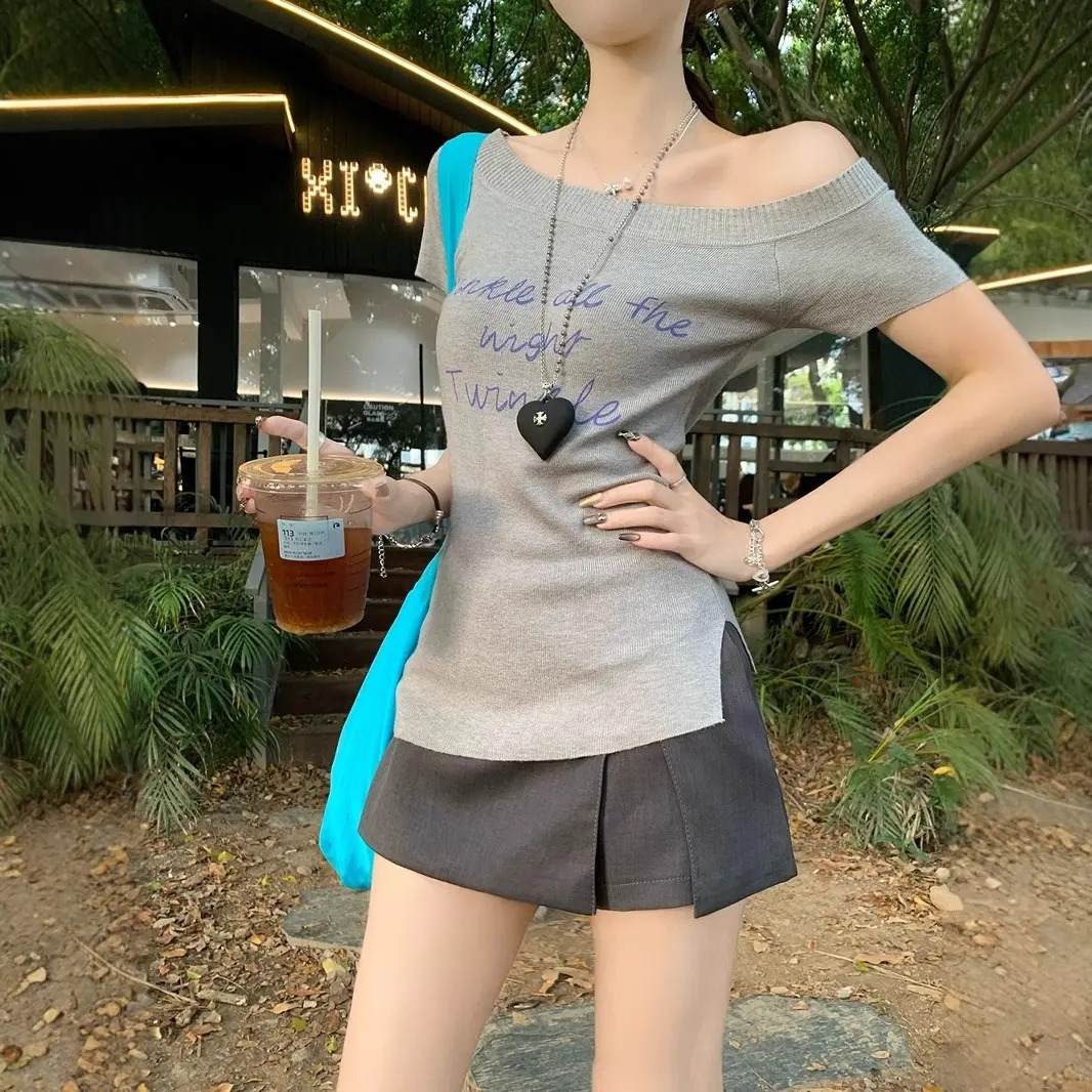 字母印花斜肩短袖T恤女夏季辣妹纯色设计感纯欲短款修身显瘦上衣