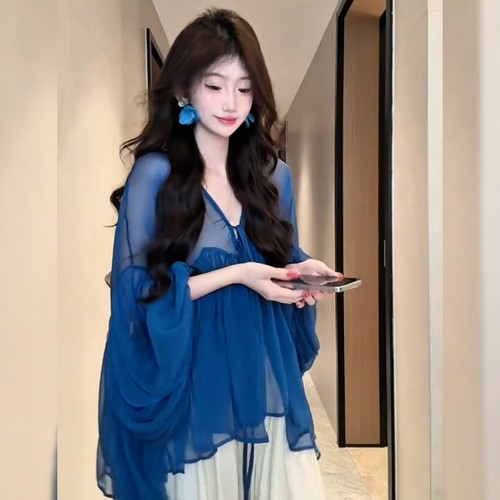 松弛感慵懒风V领防晒衬衣
