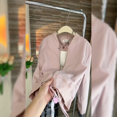 简约时尚拉链粉色棒球服女