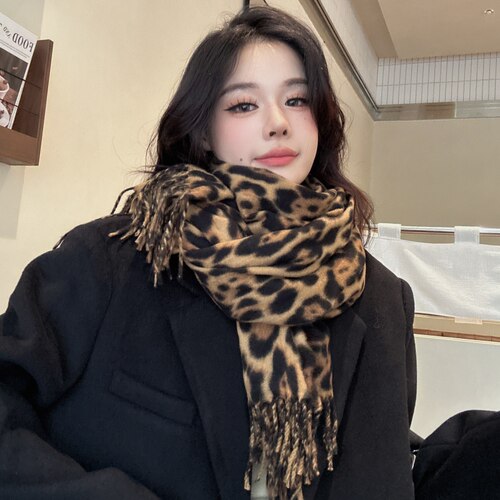 氛围感气质豹纹围巾女，拍照出片