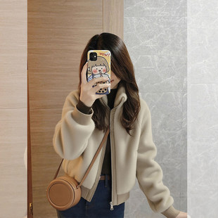 独特漂亮的初冬浅咖色毛茸茸加绒加厚小香风短款羊羔绒外套女冬季