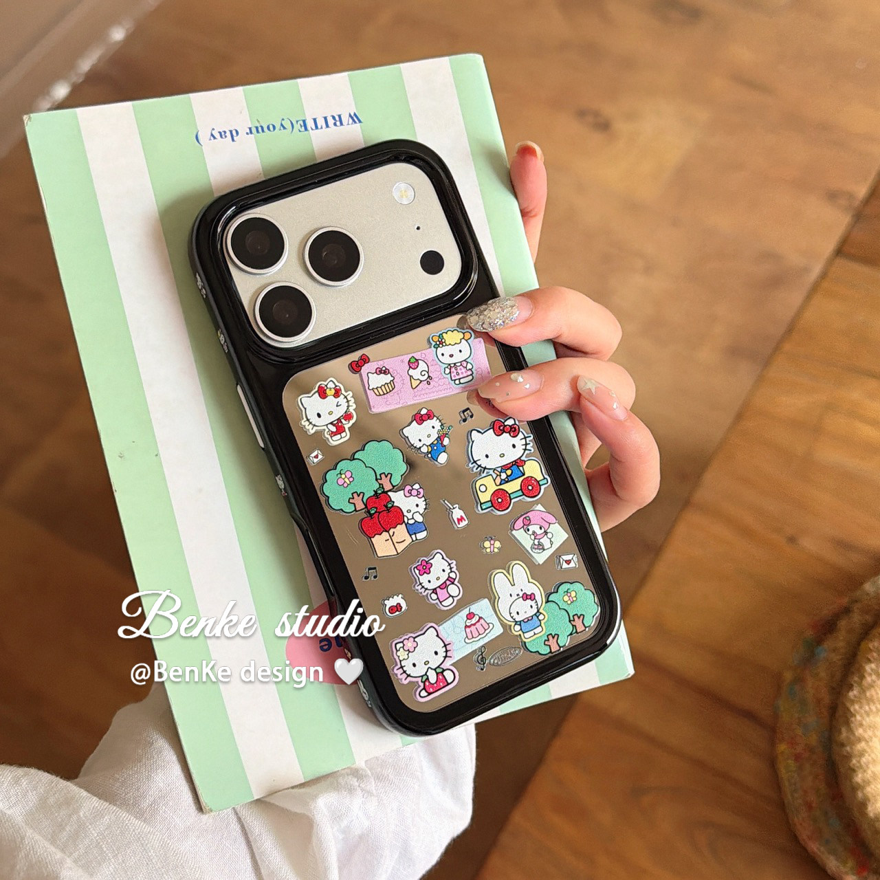 度假郊游kitty侧图镜面圆边太空壳适用iPhone17promax手机壳15新款17pro女13创意全包防摔16pro超好看保护套