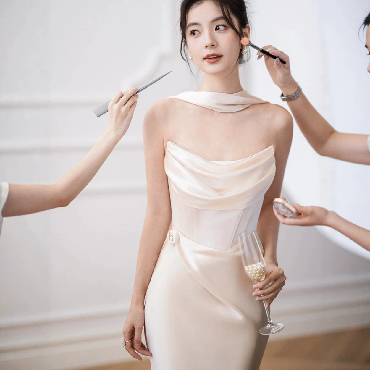 法式抹胸轻婚纱2026新款晨袍女新娘订婚结婚礼服裙缎面回门敬酒服图片