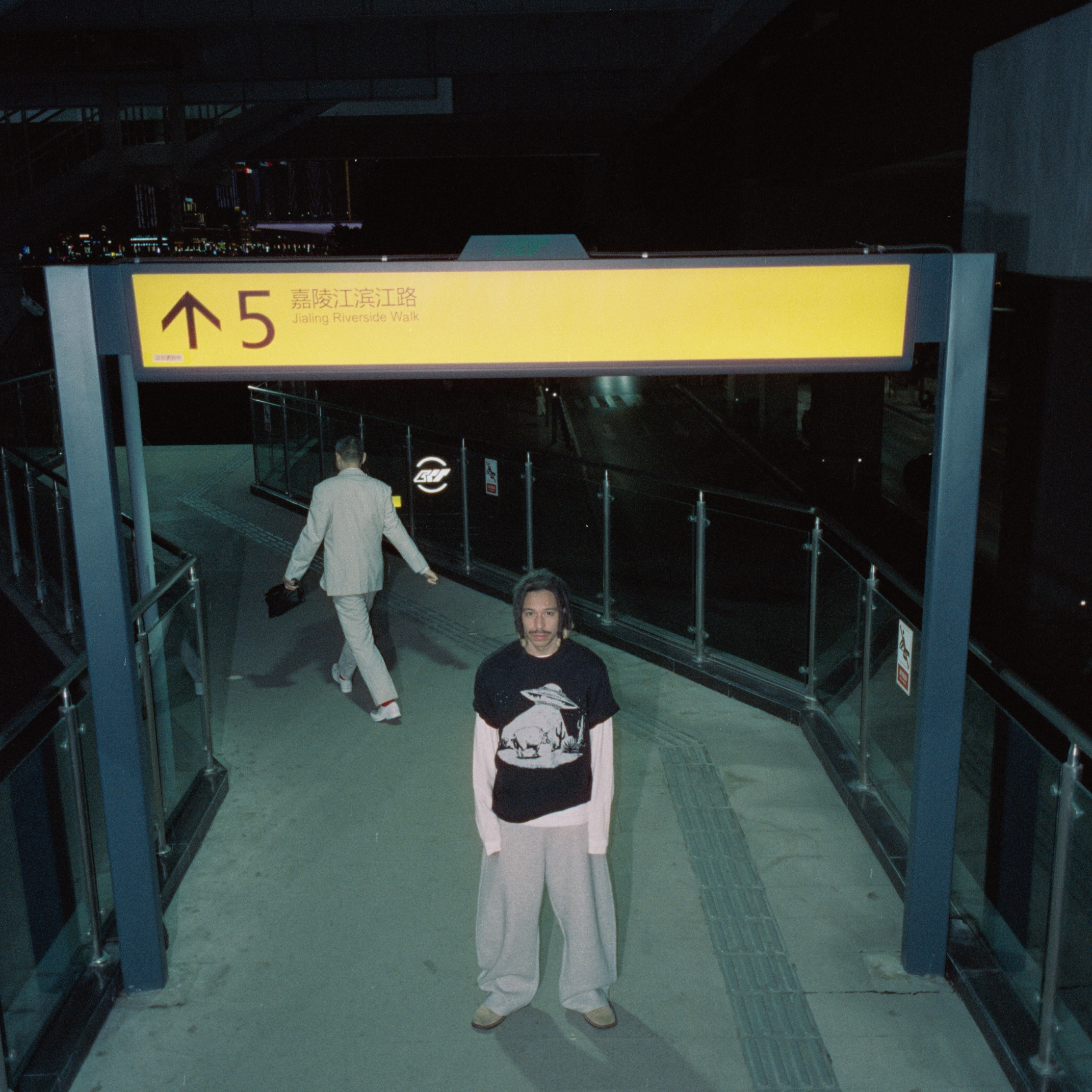 WHOOSIS（不知其名）飞碟短袖t恤正肩上衣情侣美式复古男女校园潮