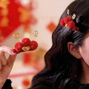 古风招财红色毛球发夹新年国风小财神铜线元宝头饰边夹日常配饰品