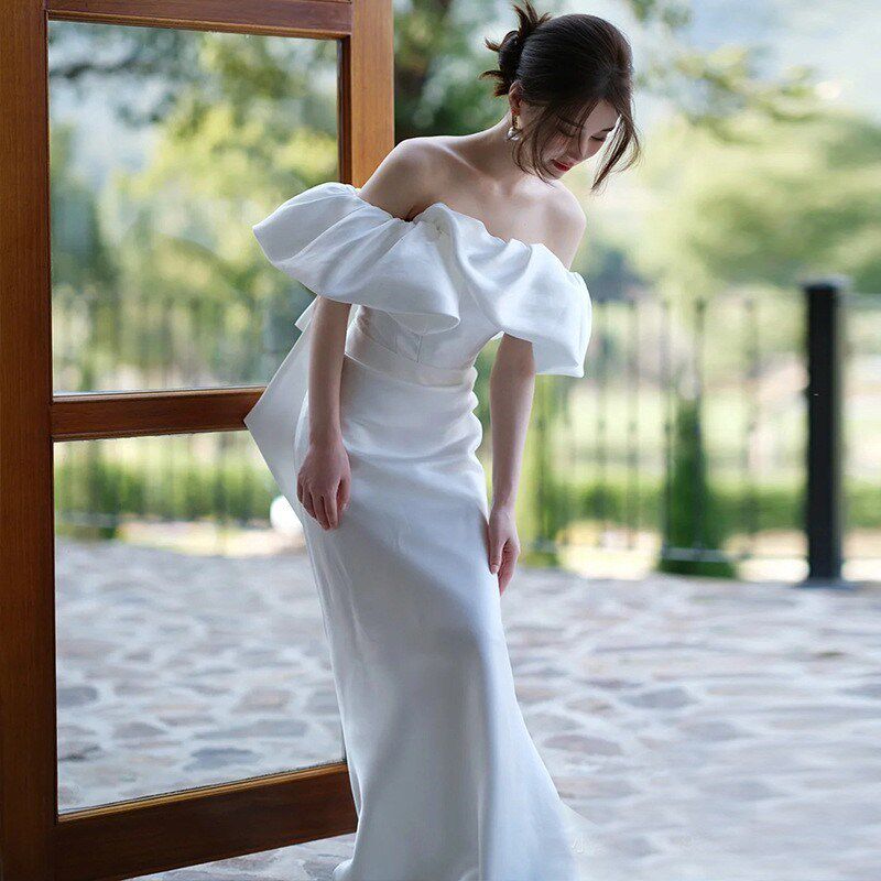 现货速发一字肩缎面轻婚纱新娘旅婚纱