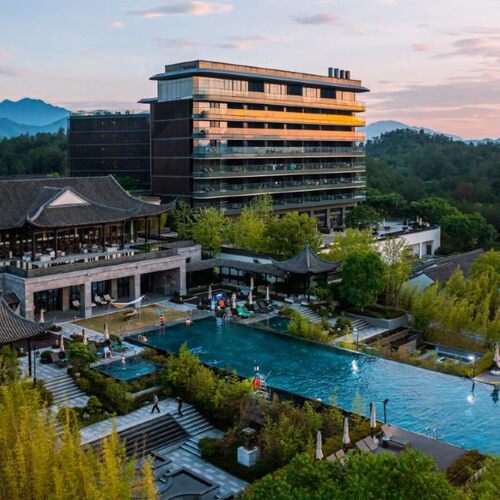 酒店坐落于绿水青山环绕的浙江湖州市安吉旅游度假区-灵峰旅游度假区内 酒店建筑和内饰设计展现当地文化特色，更拥有绝佳私密性和醉人的山景 可享日落冥想仪式及晨间八段锦等多项度假权益 长效期至26年6月30日，花呗囤货，不约可退，过期自动退！